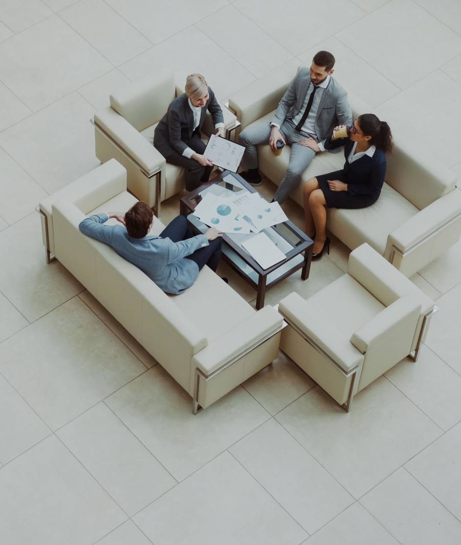 Team im Gespräch in der Büro-Lounge